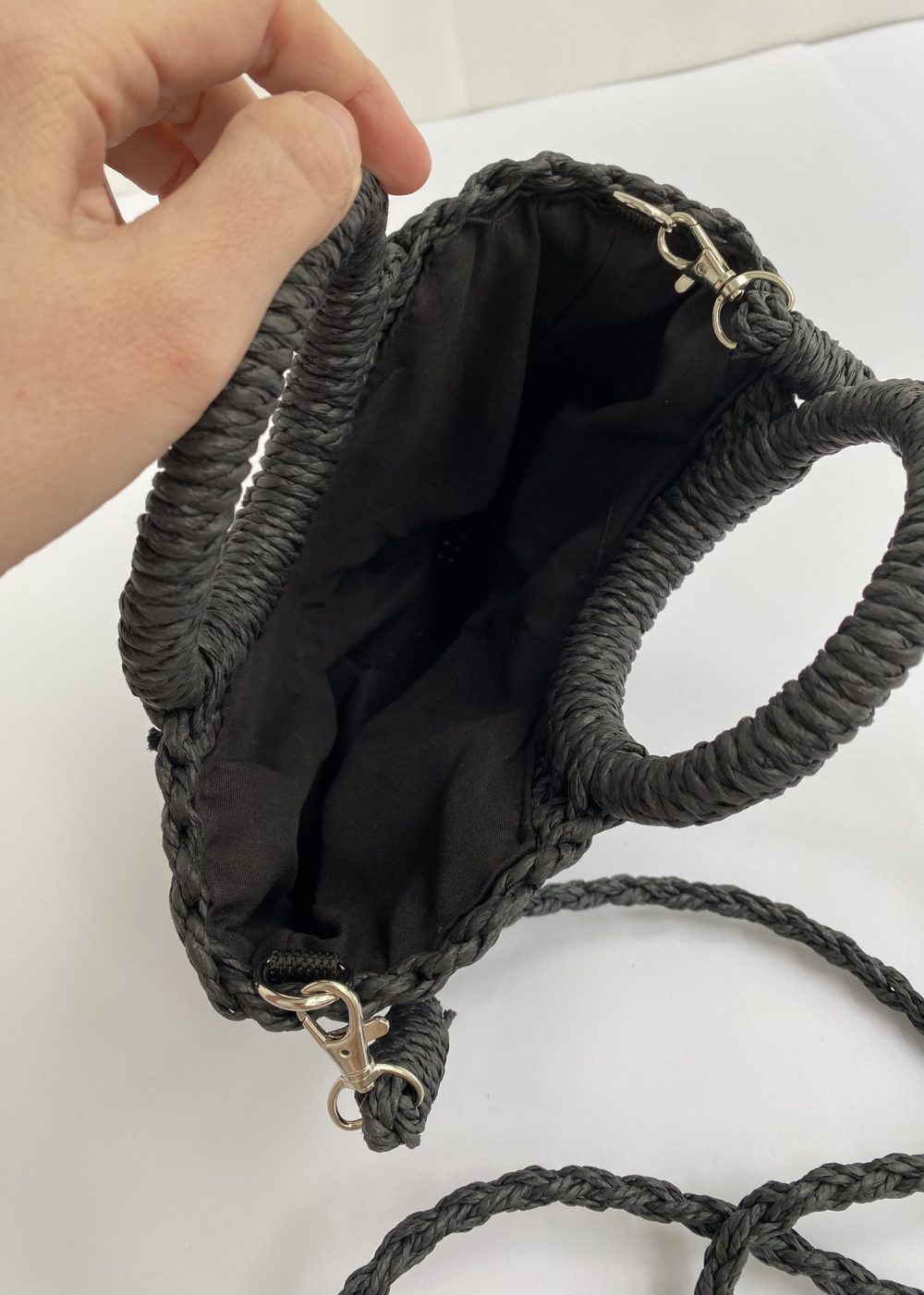 Невеличка плетена сумка чорного кольору