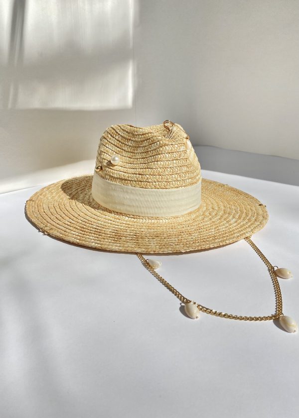Солом'яний капелюх з широкими полями з ланцюжком з мушлями