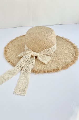 Капелюх з рафії з широкими полями